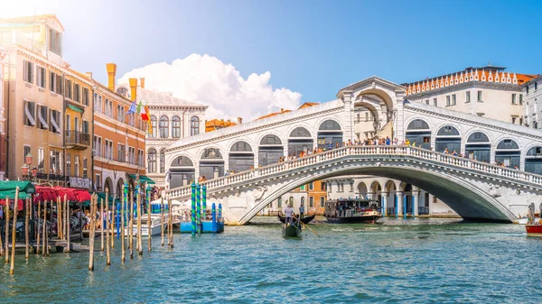 VENECIA, ITALIA - 02 DE AGOSTO DE 2021: Puente de Rialto sobre el Gran Canal de Venecia el soleado día de verano, Italia — Foto de Stock