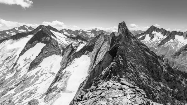 Spitzfelsiger Bergrücken an sonnigen Sommertagen — Stockfoto