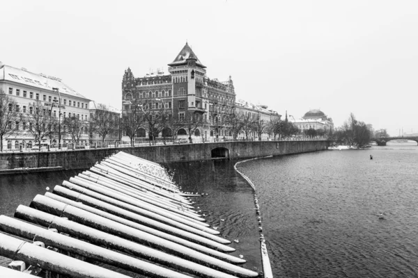 Neve sul terrapieno in inverno Praga — Foto Stock