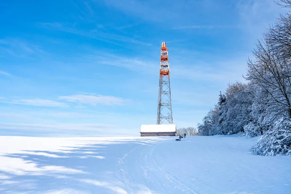 Metal TV transmitter in rural winter landscape — Stock Photo, Image