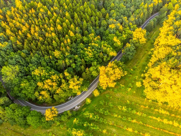 上から田園風景のアスファルト道路 — ストック写真