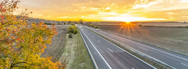 Motorväg vid solnedgången på höstkvällen — Stockfoto