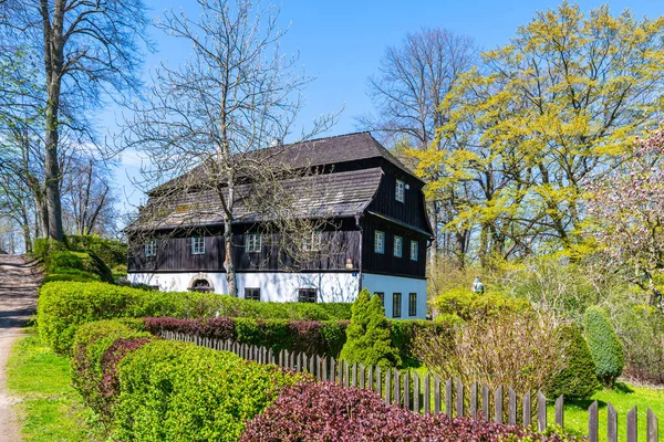 Traditionele oude vakwerkwoning op het platteland — Stockfoto