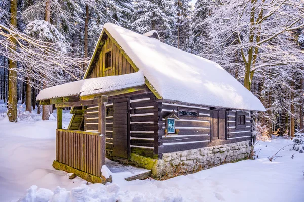 Pequeña cabaña de madera en invierno — Foto de Stock