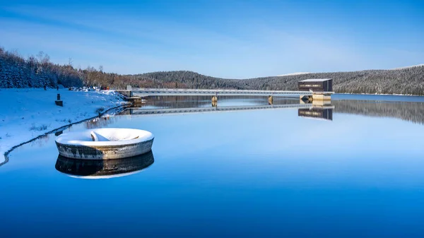 Winter scenery with mountain forests and water reservoir — Stock Photo, Image