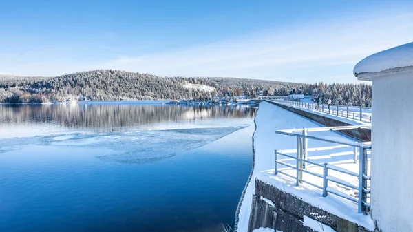 Winter scenery with mountain forests and water reservoir — Stock Photo, Image