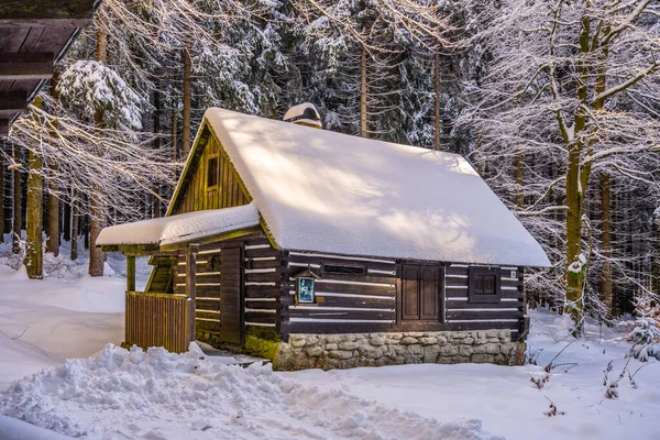 Kleine houten boshut in de winter — Stockfoto