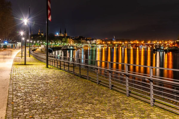 Ponte Baldwin em Koblenz à noite — Fotografia de Stock
