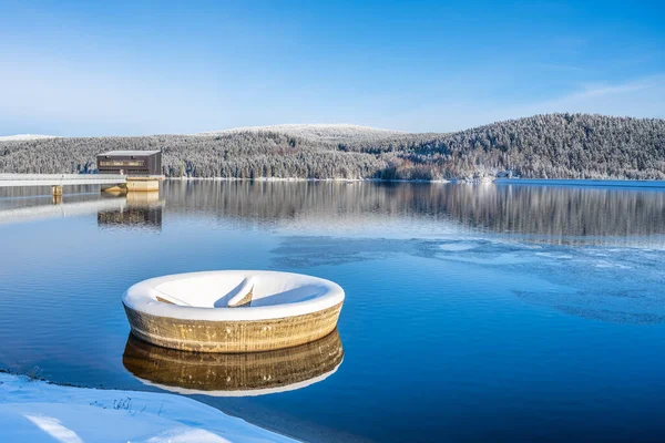 Winter scenery with mountain forests and water reservoir — Stock Photo, Image