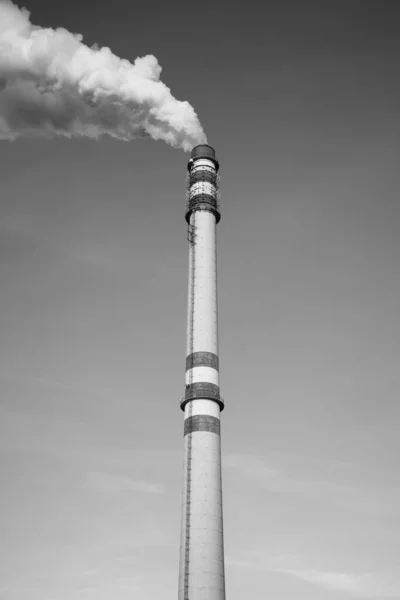 Industriële schoorsteen roken op zonnige winterdag — Stockfoto