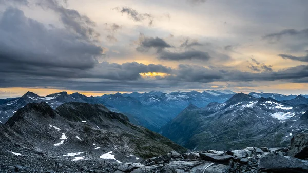 Montanhas alpinas rochosas panorama da manhã — Fotografia de Stock