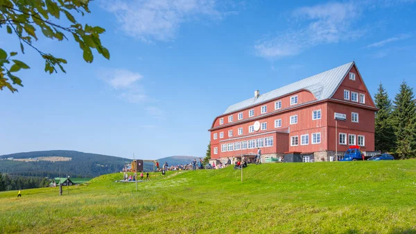 GIANT MOUTNAINS, TSJECHIË - SEPTEMBER 26, 2021: Praag Hut, Tsjechisch: Prazska bouda, in het Reuzengebergte, Krkonose National Park, Tsjechië — Stockfoto