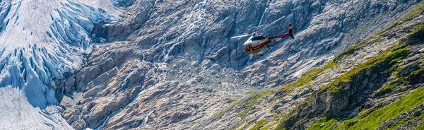 MATREI in OSTTIROL, AUSTRIA - 21 Ağustos 2021: Avusturya Polis Hava Desteği Helikopteri - Eurocopter AS 350B Ekvador. Arka planda buzul var. Avusturya — Stok fotoğraf