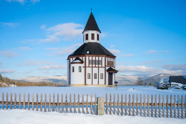 Capilla evangélica de madera en Tesarov en invierno —  Fotos de Stock