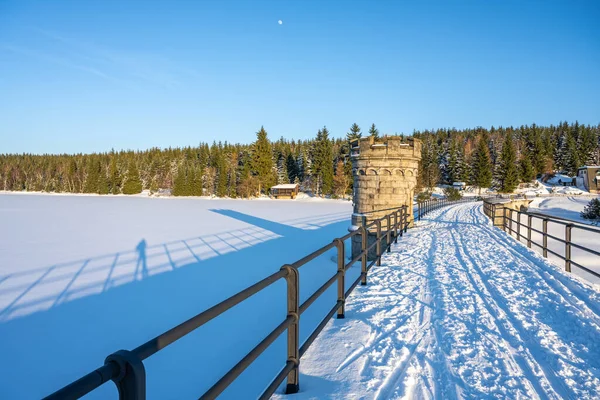 Sunny winter evenign at water dam — Stock Photo, Image