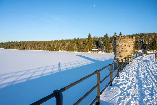 Sunny winter evenign at water dam — Stock Photo, Image