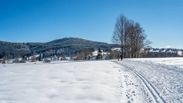 Dřevěná kaple a rozhledna Štěpánka na pozadí v zimě — Stock fotografie