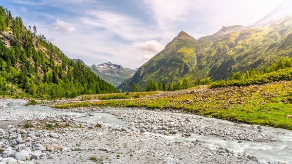 Wild rocky river in alpine valley — Stock Photo, Image