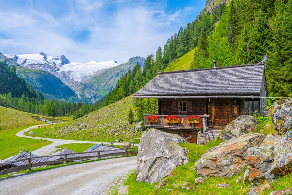 Idylické alpské údolí s útulným dřevěným venkovským domem — Stock fotografie