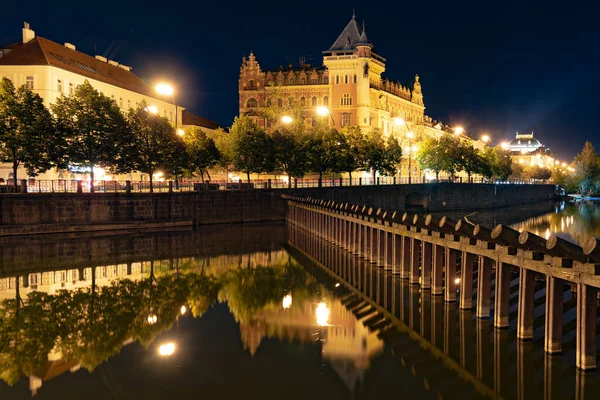 Edifícios históricos em Smetana Embankment à noite — Fotografia de Stock