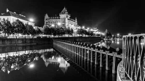 Edifici storici a Smetana Embankment di notte — Foto Stock