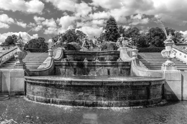 Dekorerad fontän i barock Castle Gardens i Cesky Krumlov — Stockfoto