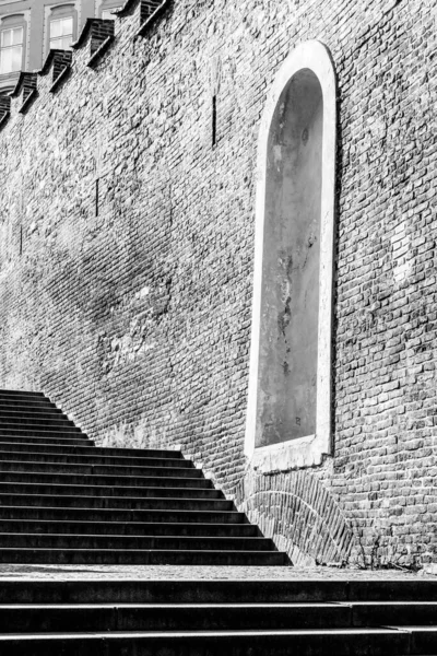 Сходи Празького замку в чорно-білому — стокове фото
