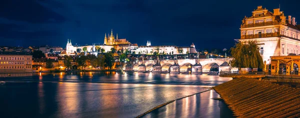 Castillo de Praga y Puente de Carlos por la noche —  Fotos de Stock