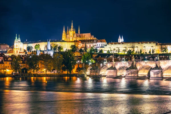 Castillo de Praga y Puente de Carlos por la noche —  Fotos de Stock