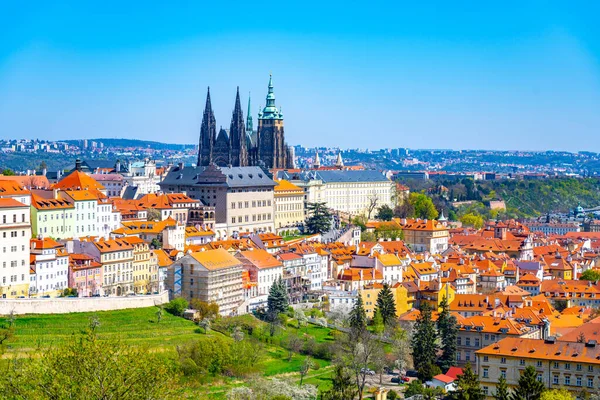 Pražský hrad za slunečného jarního dne — Stock fotografie