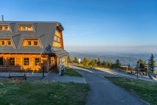 Berghütte aus Holz auf dem Gipfel des Lysa-Berges — Stockfoto