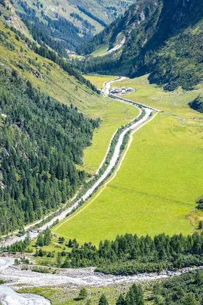 Zelená louka v alpském údolí, — Stock fotografie