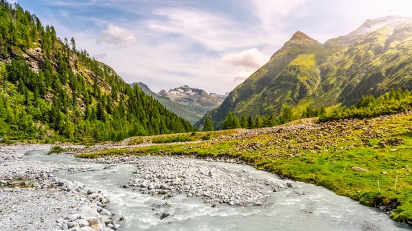 Fiume roccioso selvaggio nella valle alpina — Foto Stock