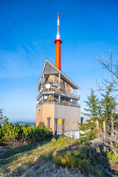 Torre transmissora de TV no topo da montanha Lysa — Fotografia de Stock