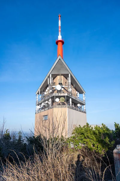 Torre transmissora de TV no topo da montanha Lysa — Fotografia de Stock