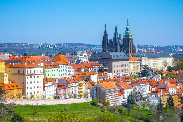 Pražský hrad za slunečného jarního dne — Stock fotografie