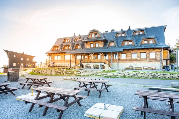 Chalet de madera en la cima de la montaña Lysa — Foto de Stock