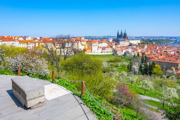 チェコ プラハ城 プラズスキー フラッド チェコ共和国プラハの晴れた春の日 — ストック写真