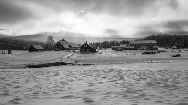 吉兹拉山脉冬季景观 寒冷的冬日 雪地的草地和老旧的木制房屋 Jizerka 捷克共和国 黑白图像 — 图库照片