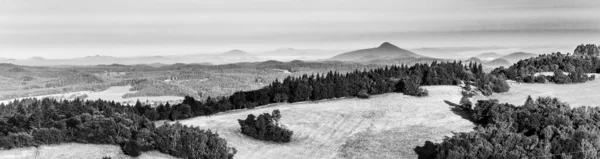 Ralsko Dağı Siluetinin Panoramik Görüntüsü Çek Cumhuriyeti Jested Ridge Den — Stok fotoğraf