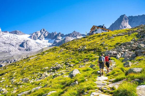 Due Escursionisti Che Salgono Planauer Hut Nella Soleggiata Giornata Estiva — Foto Stock