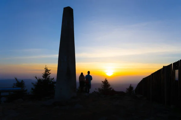 Vacker Solnedgång Betong Obelisk Toppen Lysa Mountain Beskids Tjeckien — Stockfoto
