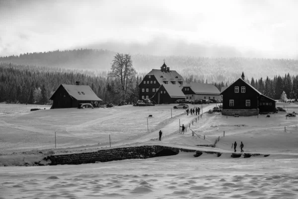 Zimní Krajina Jizerských Hor Sněžné Louky Staré Dřevěné Domy Chladného — Stock fotografie
