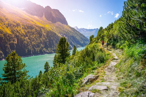 Alpská Dráha Dva Turisté Živého Modrého Horského Jezera Letních Alpách — Stock fotografie