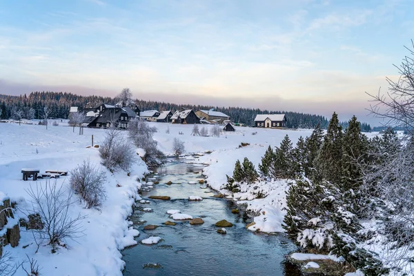 Winterlandschaft Des Isergebirges Verschneite Wiesen Ein Bach Und Alte Holzhäuser — Stockfoto