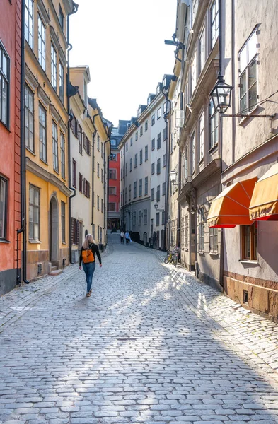 スウェーデン ストックホルム旧市街の路上で若い女性 スウェーデン ガムラ スタン — ストック写真