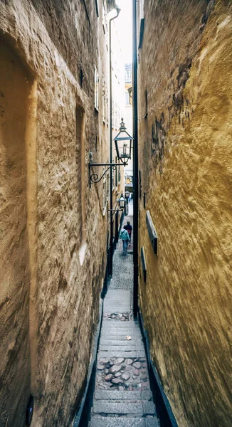 スウェーデン ストックホルム旧市街の最も狭い通り スウェーデン ガンラ スタン — ストック写真