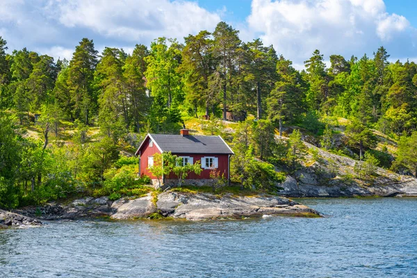 Pieni Punainen Maaseudun Mökki Skandaalinomaisella Rannikolla Ruotsi — kuvapankkivalokuva