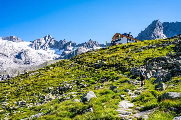 Dva Turisté Vystupují Planauer Hut Slunečného Letního Dne Zillertal Alps — Stock fotografie