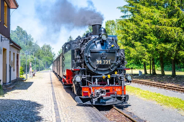窄轨铁路上的历史蒸汽机车 接近德国萨克森的Kurort Jonsdorf火车站 — 图库照片